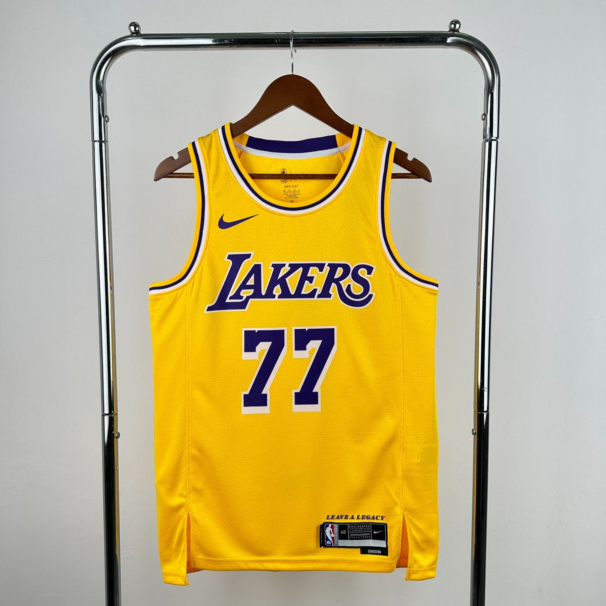 Camisa Los Angeles Lakers Luka Dončić #77 Amarela